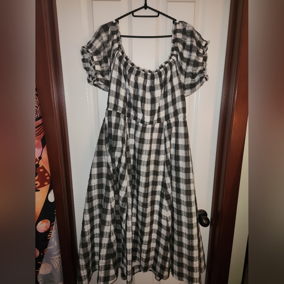 Off-Shoulder Peasant Midi Dress - Seersucker Gingham Grey & White TORRID - Picture 3 of 3